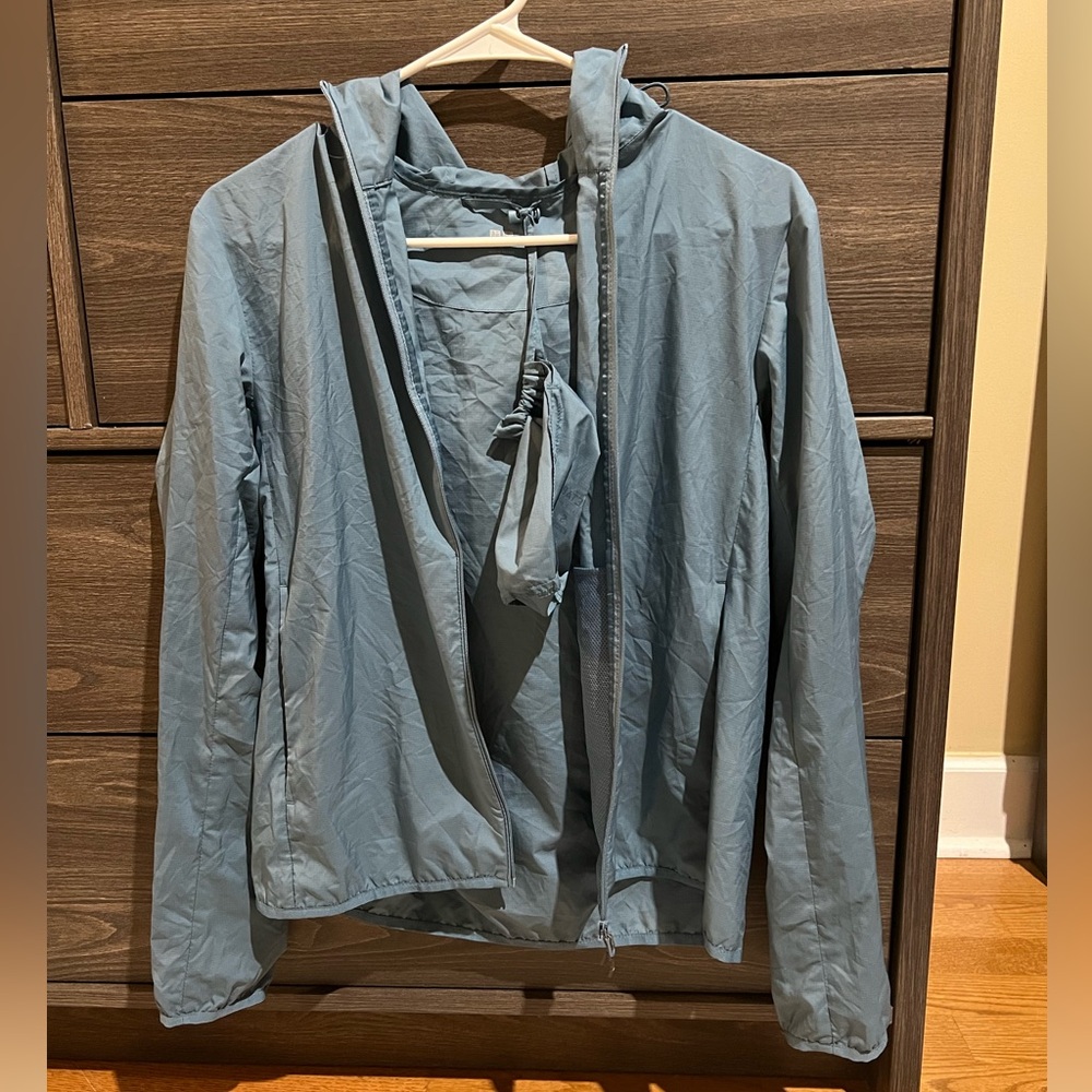 Uniqlo light hooded jacket with storage bag women's s